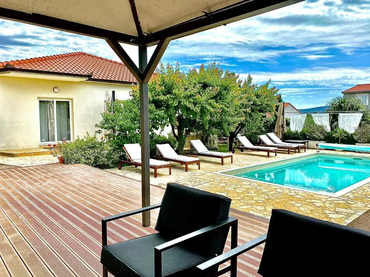 Villa Sunny Garden With Private Heated Pool Kastela